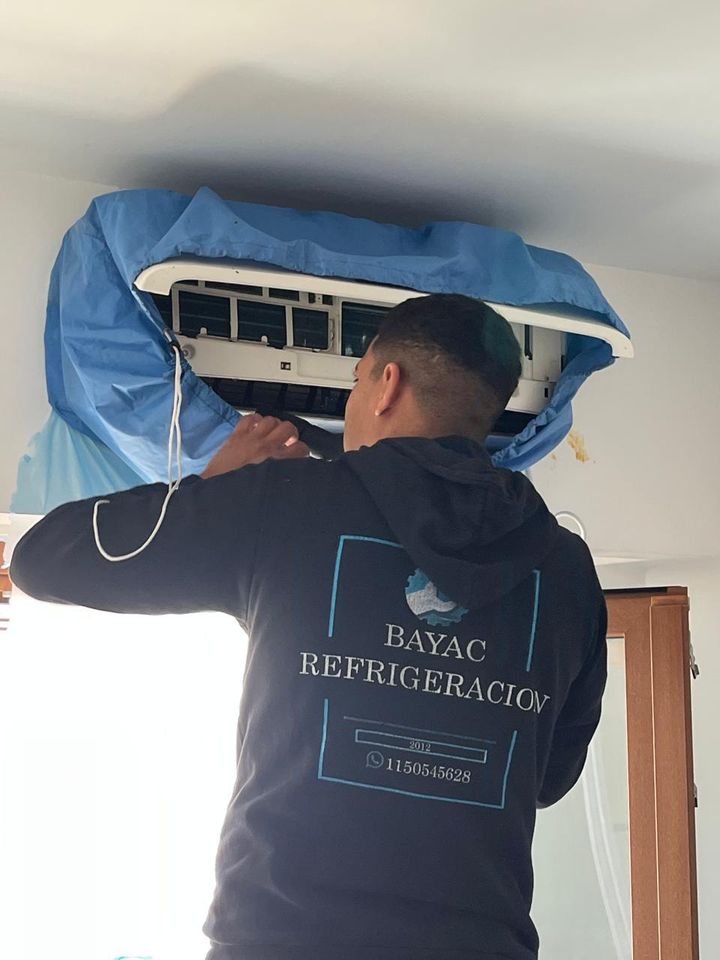 Técnico de BAYAC Refrigeración limpiando un equipo split interior con protector