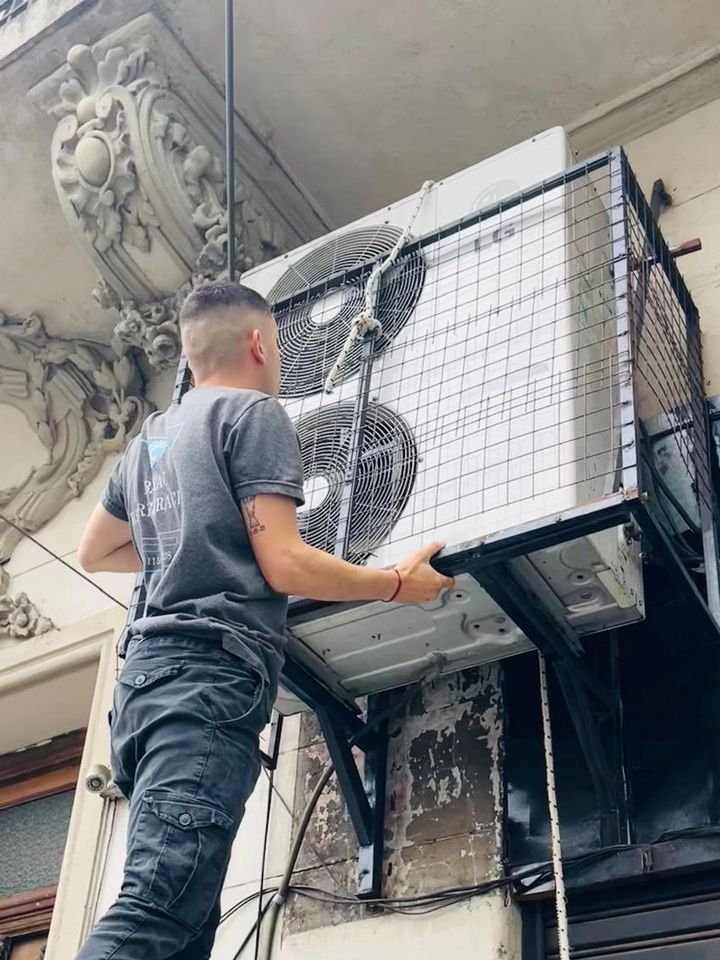 Técnico de BAYAC Refrigeración revisando un equipo exterior LG en un balcón